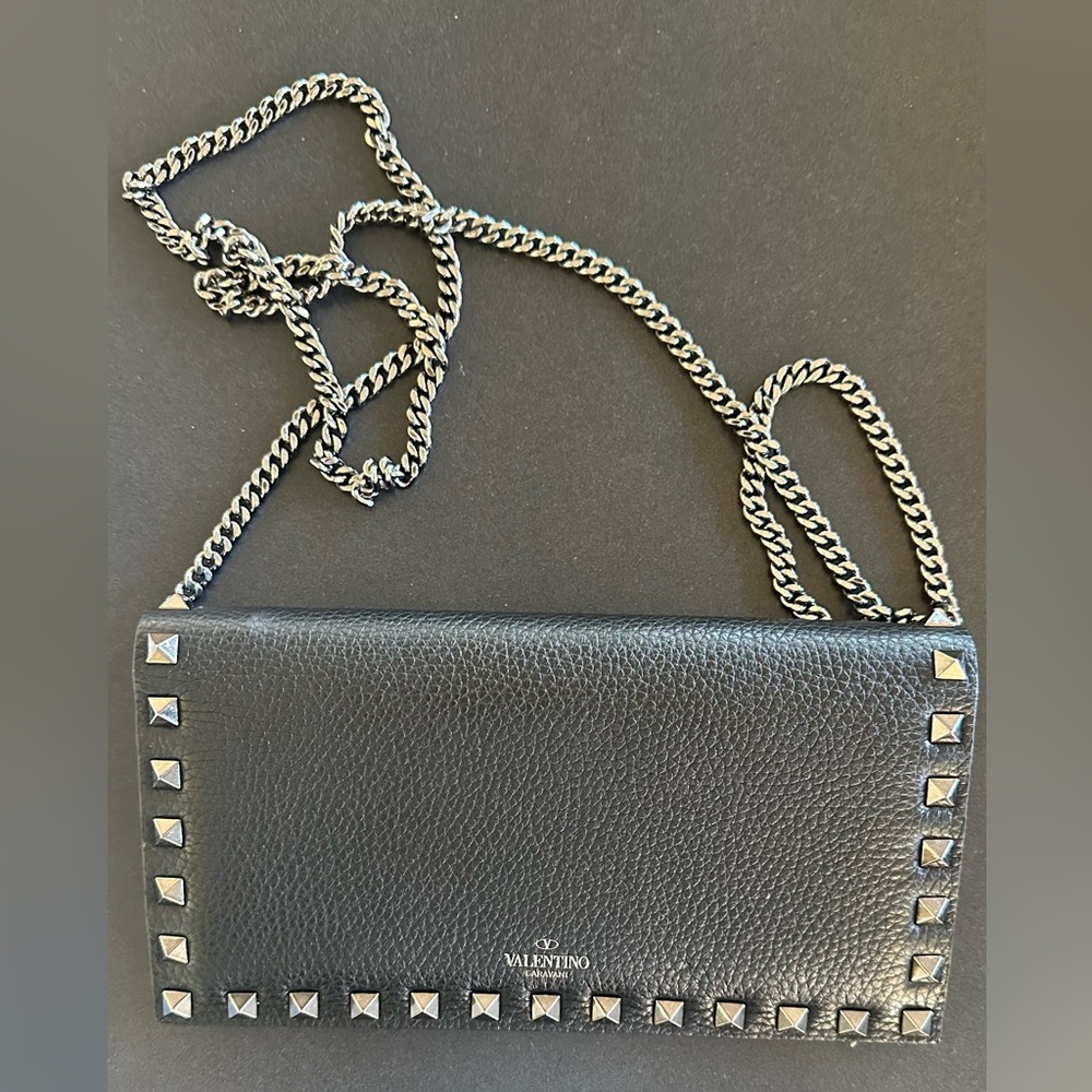 Rockstud Calfskin Wallet on Chain black